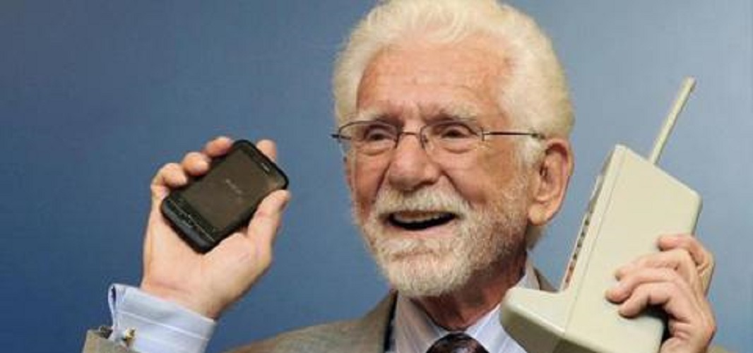 Martin Cooper, ingeniero y gerente de sistemas de Motorola, es considerado el padre del teléfono móvil