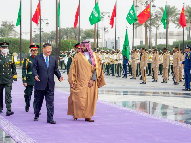 El príncipe heredero saudí Mohammed Bin Salman recibe al presidente chino Xi Jinping en Riad, Arabia Saudí, el 8 de diciembre de 2022. Bandar Algaloud/Cortesía de la Corte Real saudí/Handout via REUTERS