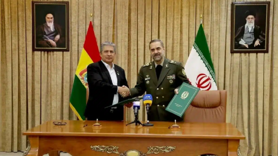 El ministro de Defensa de Bolivia, Edmundo Novillo y su homólogo iraní, Mohamad Reza Ashtiani
