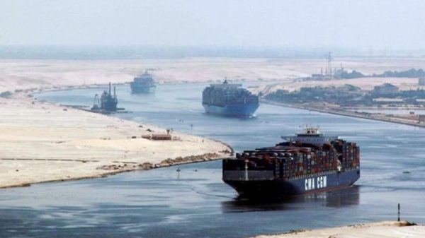 La interrupciòn o disminución del tráfico marítimo por el canal de Suez puede ser un punto de fricción que derive en una guerra de mayores dimensiones. Las milicias hutíes están disparando a buques que transportan mercancías por el estrecho.