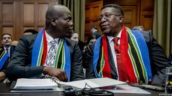El ministro de Justicia sudafricano y el embajador de Sudáfrica en los Pasíses Bajos, asisten a la audiencia en La Haya.Imagen: REMKO DE WAAL/ANP/AFP/Getty Images