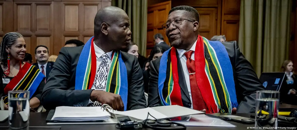 El ministro de Justicia sudafricano y el embajador de Sudáfrica en los Pasíses Bajos, asisten a la audiencia en La Haya.Imagen: REMKO DE WAAL/ANP/AFP/Getty Images