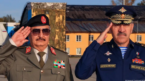 El hombre fuerte de Libia, Jalifa Hafter (izquierda), durante una visita a Rusia en septiembre de 2023.Imagen: General Command of the Libyan National Army/AFP