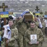 No hay indicios por ahora de que en Ucrania o en Gaza se declare un alto el fuego o un armisticio. Imagen de un funeral por soldados muertos en Odesa