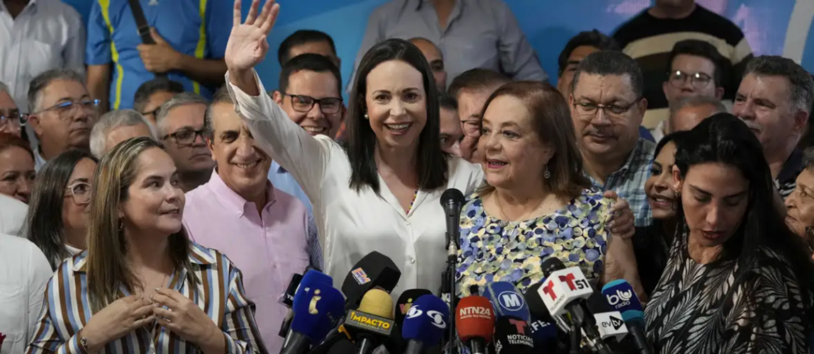 La líder de la alianza opositora María Corina Machado abraza a su sustituta Corina Yoris.Imagen: Ariana Cubillos/AP/picture alliance