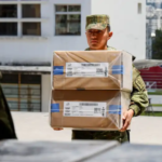 Personal militar distribuye las cajas con las papeletas para el voto.Imagen: Karen Toro/REUTERS
