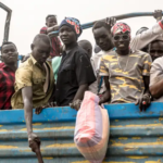Personas son transportadas en camiones para llevarlas desde Joda, en la frontera sudanesa, hasta Renk, en Sudán del Sur.Imagen: Sally Hayden/SOPA Images/Sipa USA/picture alliance