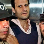 El paraguayo de origen libanés Assad Ahmad Barakat, en la imagen de una detención en 2003. Fugitivo y acusado por EE. UU. de estar involucrado en actividades de financiación y lavado de dinero de Hezbolá, volvió a ser detenido en 2018.Imagen: Jorge Saenz/AP Photo/picture alliance