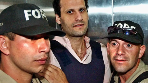 El paraguayo de origen libanés Assad Ahmad Barakat, en la imagen de una detención en 2003. Fugitivo y acusado por EE. UU. de estar involucrado en actividades de financiación y lavado de dinero de Hezbolá, volvió a ser detenido en 2018.Imagen: Jorge Saenz/AP Photo/picture alliance