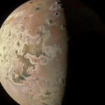 Imagen que revela la región polar del norte de Io, luna de JúpiterImagen: JPL-Caltech/SwRI/MSSS Ted Stryk/NASA