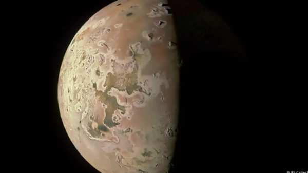 Imagen que revela la región polar del norte de Io, luna de JúpiterImagen: JPL-Caltech/SwRI/MSSS Ted Stryk/NASA