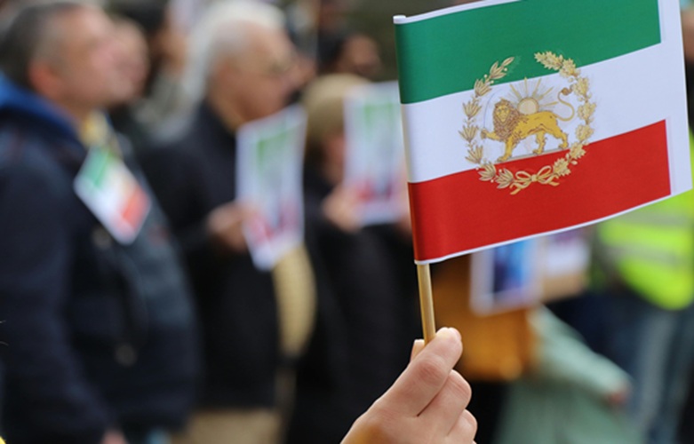 Una persona sosteniendo una bandera de Irán cerca de la multitud. Inimafoto A / Pexels