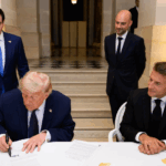 El presidente Donald J. Trump firma un Memorando de Entendimiento entre la República Islámica de Irán y Estados Unidos en el Palacio de Versalles, Francia, el 17 de junio de 2026. / Casa Blanca.