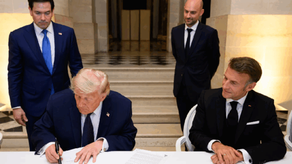 El presidente Donald J. Trump firma un Memorando de Entendimiento entre la República Islámica de Irán y Estados Unidos en el Palacio de Versalles, Francia, el 17 de junio de 2026. / Casa Blanca.