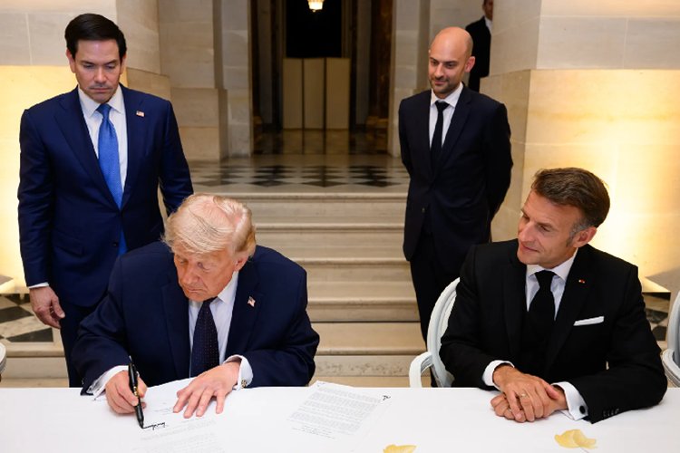 El presidente Donald J. Trump firma un Memorando de Entendimiento entre la República Islámica de Irán y Estados Unidos en el Palacio de Versalles, Francia, el 17 de junio de 2026. / Casa Blanca.