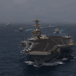 Buques de guerra y aeronaves de la Marina de los EE. UU. transitan por el Mar Arábigo