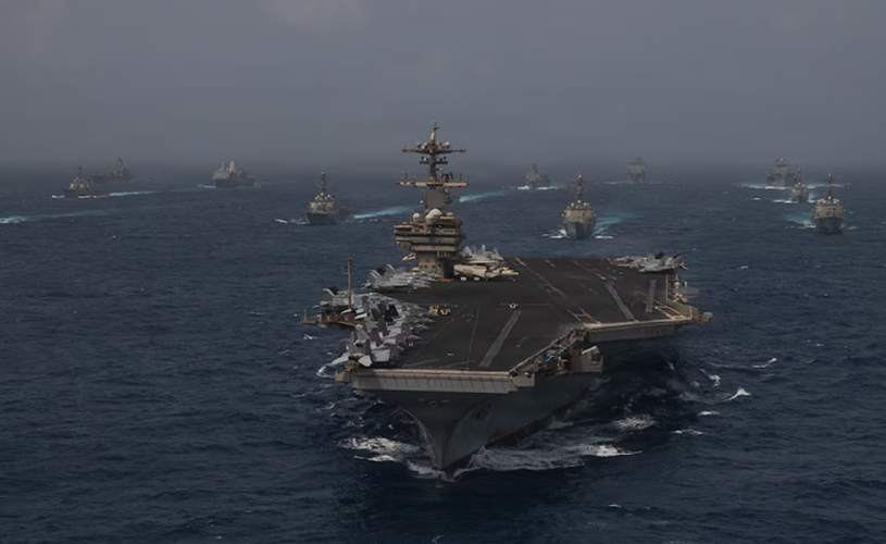 Buques de guerra y aeronaves de la Marina de los EE. UU. transitan por el Mar Arábigo