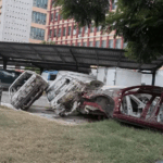 Los automóviles son cadáveres despojados de puertas, cristales, motores y cuanto tornillo haya podido servir para mantener rodando a otro vehículo. / 14ymedio