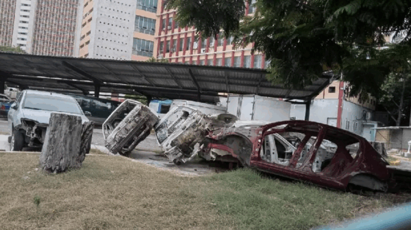 Los automóviles son cadáveres despojados de puertas, cristales, motores y cuanto tornillo haya podido servir para mantener rodando a otro vehículo. / 14ymedio