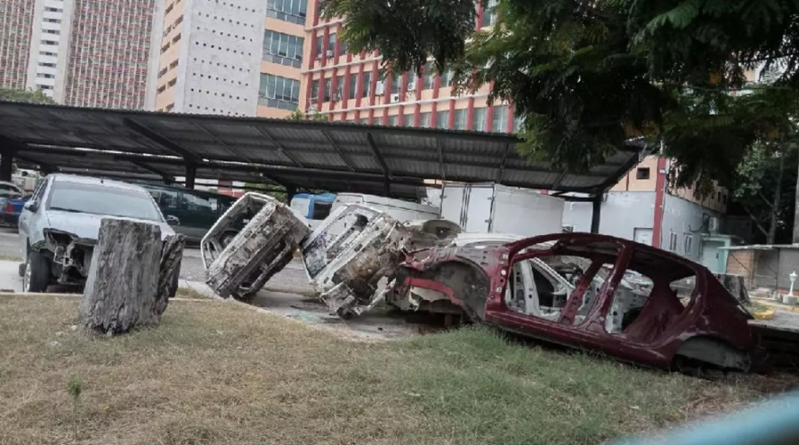 Los automóviles son cadáveres despojados de puertas, cristales, motores y cuanto tornillo haya podido servir para mantener rodando a otro vehículo. / 14ymedio